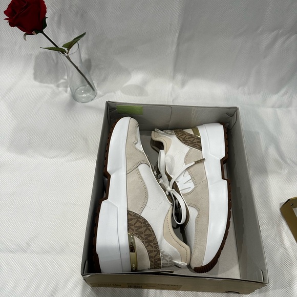 Muse Mesh and Logo Trainer size 9.5 - Picture 7 of 10